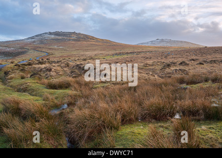 Una leggera spolverata di neve sulle cime di West Mill e Sì Tor parco nazionale di Dartmoor Devon UK Foto Stock