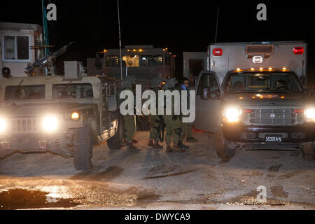 (140314) -- Gerusalemme, 14 marzo 2014 (Xinhua) -- Esercito Israeliano (IDF) soldati patrol accanto al confine israelo-palestinese in Har Lucia, il 14 marzo 2014. Forze di Difesa Israeliane (IDF) sparò gusci nel sud del Libano dopo un dispositivo esplosivo è stata fatta esplodere in prossimità di un veicolo militare di pattugliamento lungo il confine del venerdì, un IDF portavoce ha detto. Relazioni ha detto che i militari israeliani sparato almeno quindici di artiglieria pesante gusci e cinque gusci di svasatura da una posizione vicino alla città settentrionale di Metulah. Il pregiudizio non è stato riportato. In precedenza il venerdì, un dispositivo esplosivo è stata fatta esplodere vicino a un Israele Foto Stock