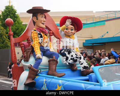 Woody e Jessie da Pixar's Toy Story durante le vetture n' parata di stelle a Disneyland Parigi Foto Stock