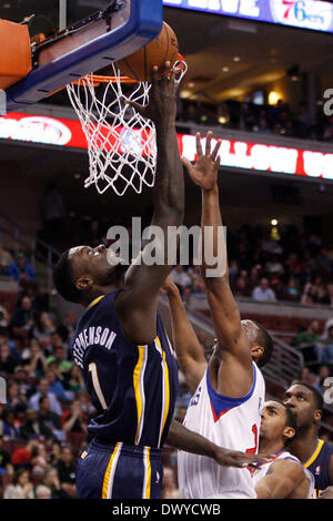 Philadelphia, Pennsylvania, Stati Uniti d'America . Xiv Mar, 2014. Marzo 14, 2014: Indiana Pacers guard Lance Stephenson (1) Pone il tiro con Philadelphia 76ers avanti Taddeo giovani (21) difendere durante il gioco NBA tra Indiana Pacers e la Philadelphia 76ers presso la Wells Fargo Center di Philadelphia, Pennsylvania. Il Re ha vinto 115-98. Christopher Szagola/Cal Sport Media Credito: Cal Sport Media/Alamy Live News Foto Stock