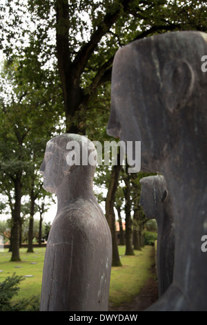 Contrassegnare Lange, Belgio, gruppo figurale di lutto soldati al cimitero militare tedesco Lange Mark Foto Stock