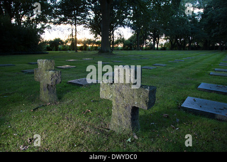 Menen, Belgio, vista su un cimitero militare tedesco Menen Foto Stock