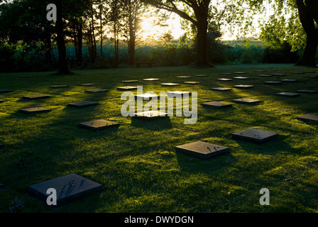 Menen, Belgio, vista su un cimitero militare tedesco Menen Foto Stock