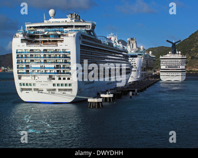 Navi da crociera ancorate nei Caraibi Foto Stock