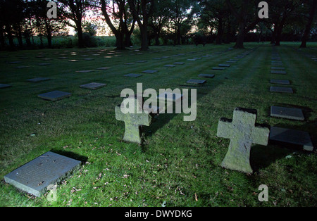 Menen, Belgio, vista su un cimitero militare tedesco Menen Foto Stock