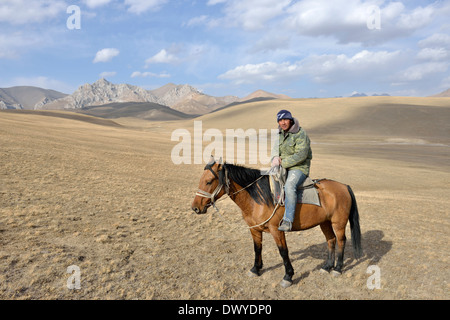 Horse rider, Lago Song Kol area, Tien Shan montagne, Kirghizistan Foto Stock