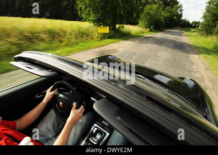 Landsberg sul fiume Warta, Polonia, alla guida di una cabriolet oltre le strade di campagna Foto Stock