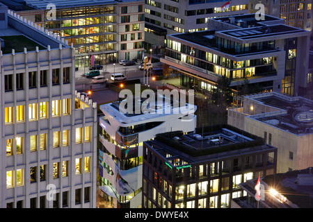 Berlino, Germania, la costruzione di uffici e intorno a Potsdamer Platz di notte Foto Stock