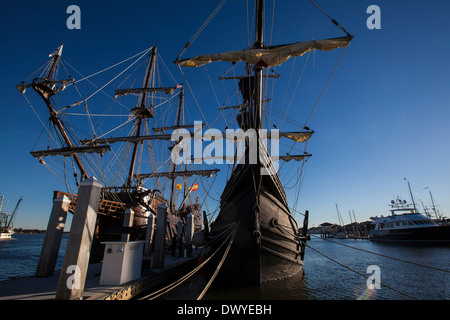 El Galeon Andalucia e Nao Victoria replica le navi sono raffigurate in Sant'Agostino, Florida Foto Stock