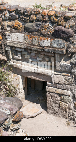 Sunken ingresso pre ispanico tomba con mosaico di pietra sopra il fregio architrave in rovine dell antica città di Yagul dello Stato di Oaxaca Foto Stock