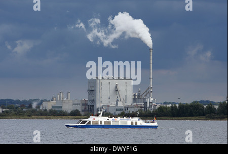 Wismar, Germania, barca per gite nella parte anteriore dello stabilimento industriale Klausner Nordic Timber Foto Stock