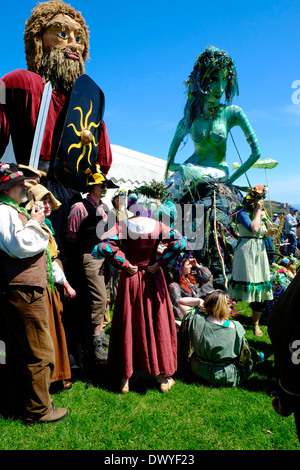 Giants presso il tradizionale Hastings Jack-in-the-Green festival maggio Giorno Parade East Sussex, Inghilterra, GB Foto Stock