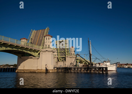 Un peschereccio vele attraverso il Ponte dei Leoni a St. Augustine, Florida Foto Stock