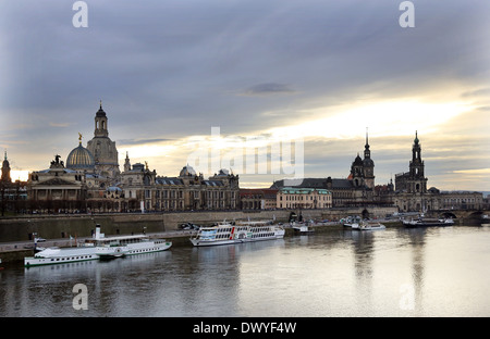 Dresden, Germania, vista dal Carolabruecke della città vecchia di notte Foto Stock