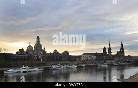 Dresden, Germania, vista dal Carolabruecke della città vecchia di notte Foto Stock