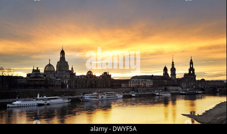 Dresden, Germania, vista dalla Città Vecchia al crepuscolo Carolabruecke Foto Stock