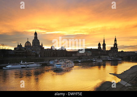 Dresden, Germania, vista dalla Città Vecchia al crepuscolo Carolabruecke Foto Stock