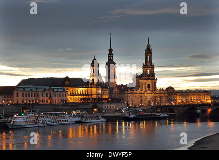 Dresden, Germania, vista dal Carolabruecke della città vecchia di notte Foto Stock