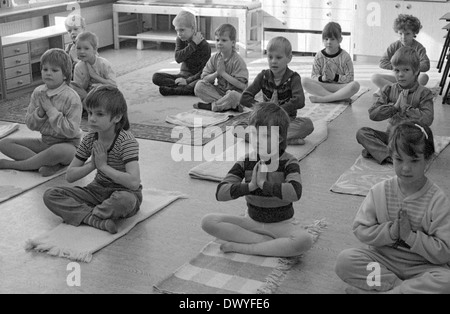 Berlino, gdr, bambini fare yoga in un kindergarten Foto Stock