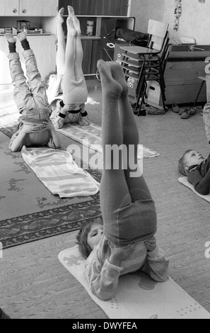 Berlino, gdr, bambini fare yoga in un kindergarten Foto Stock