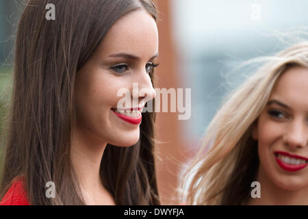 Melbourne, Victoria, Australia. Xv Mar, 2014. Marzo 15, 2014: modelli comportano per le foto al di fuori del media center prima della sessione di pratica tre al 2014 Australian Formula One Grand Prix all'Albert Park di Melbourne, Australia. Sydney bassa/Cal Sport Media/Alamy Live News Foto Stock