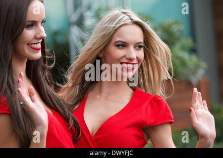 Melbourne, Victoria, Australia. Xv Mar, 2014. Marzo 15, 2014: modelli comportano per le foto al di fuori del media center prima della sessione di pratica tre al 2014 Australian Formula One Grand Prix all'Albert Park di Melbourne, Australia. Sydney bassa/Cal Sport Media/Alamy Live News Foto Stock