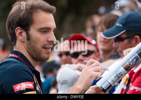 Melbourne, Victoria, Australia. Xv Mar, 2014. Marzo 15, 2014: Jean-Eric Vergne (FRA) dalla Scuderia Toro Rosso team firma autografi prima della sessione di pratica tre al 2014 Australian Formula One Grand Prix all'Albert Park di Melbourne, Australia. Sydney bassa/Cal Sport Media/Alamy Live News Foto Stock