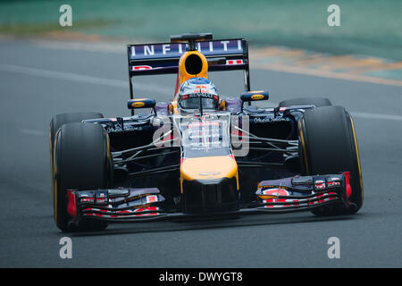 Melbourne, Victoria, Australia. Xv Mar, 2014. Marzo 15, 2014: Sebastian Vettel (DEU) da Infiniti Red Bull Racing team esce dal giro 17 durante le qualifiche a 2014 Australian Formula One Grand Prix all'Albert Park di Melbourne, Australia. Sydney bassa/Cal Sport Media/Alamy Live News Foto Stock