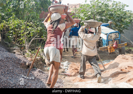 Indian fatiche lavorando Foto Stock