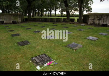 Contrassegnare Lange, Belgio, grave lastra di un caduto al cimitero militare tedesco Lange Mark Foto Stock