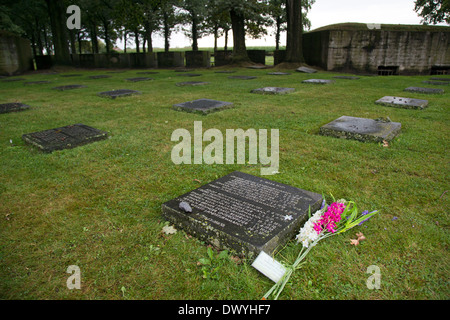 Contrassegnare Lange, Belgio, grave lastra di un caduto al cimitero militare tedesco Lange Mark Foto Stock