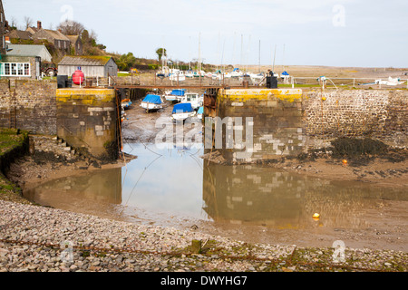 Ingresso del porto con la bassa marea, Porlock Weir, Somerset, Inghilterra Foto Stock