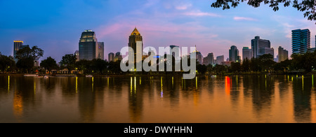 Scena notturna di Bangkok skyline al tramonto dal Parco Lumphinee Foto Stock