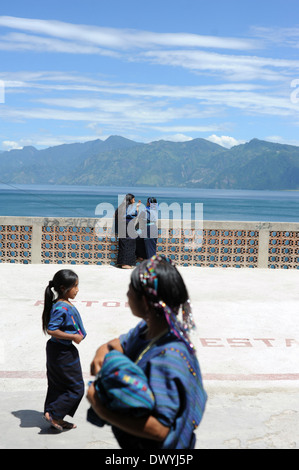 Maya donne in abbigliamento tradizionale in San Antonio Palopo, Solola, Guatemala. Foto Stock