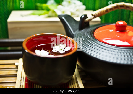 Il tè verde in una coppa in ceramica, teiera ceramica, Sakura Foto Stock