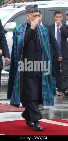 A Kabul, Afghanistan. Xv Mar, 2014. Il Presidente afgano Hamid Karzai arriva alla cerimonia di apertura del quarto anno legislativo del Parlamento afghano a Kabul, in Afghanistan, il 15 marzo 2014. Il Presidente afgano Hamid Karzai sabato assicurato afgani di avente un libere ed eque elezioni presidenziali che è previsto per il 5 aprile, dicendo che le forze di sicurezza sono state completamente pronto per fissare i sondaggi. Credito: Ahmad Massoud/Xinhua/Alamy Live News Foto Stock