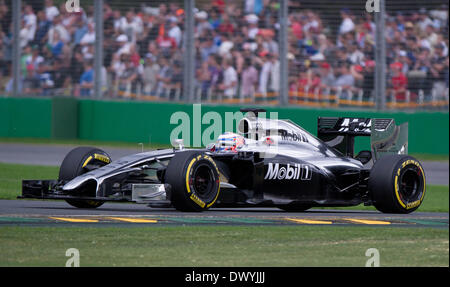 Melbourne, Australia. Xv Mar, 2014. McLaren driver di Formula Uno Jenson Button di Bretagna compete durante la sessione di qualifica per la Australian Formula One Grand Prix a Melbourne, Australia, Marzo 15, 2014. Credito: Bai Xue/Xinhua/Alamy Live News Foto Stock