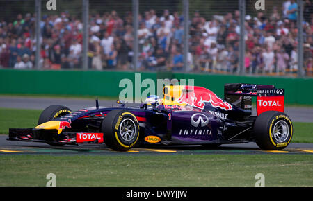 Melbourne, Australia. Xv Mar, 2014. Il pilota Red Bull Sebastian Vettel di Germania compete durante la sessione di qualifica per la Australian Formula One Grand Prix a Melbourne, Australia, Marzo 15, 2014. Credito: Bai Xue/Xinhua/Alamy Live News Foto Stock