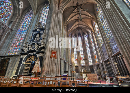 Navata della chiesa gotica di Notre Dame du Sablon a Bruxelles Foto Stock