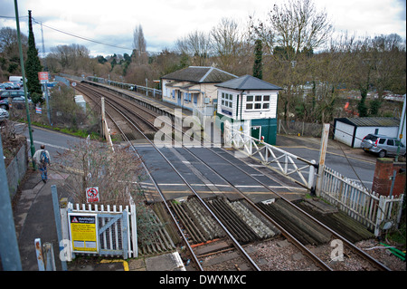 East Farleigh stazione ferroviaria con tradizionale traversata cancelli e signalbox Foto Stock