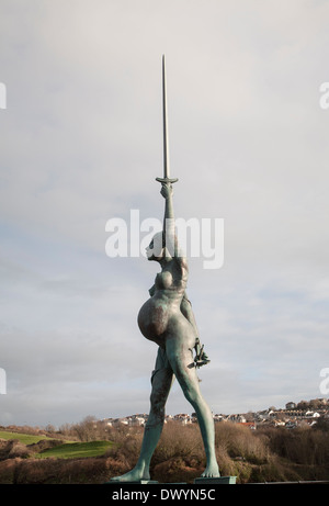 Un 66 piedi in bronzo placcato-scultura denominato Verity di Damien Hirst sorge nel porto entrata a Ilfracombe, North Devon, Inghilterra Foto Stock