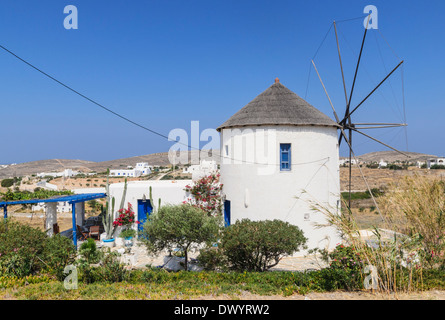 Vecchio mulino a vento, ora convertito in casa sulla isola di Paros, Grecia Foto Stock