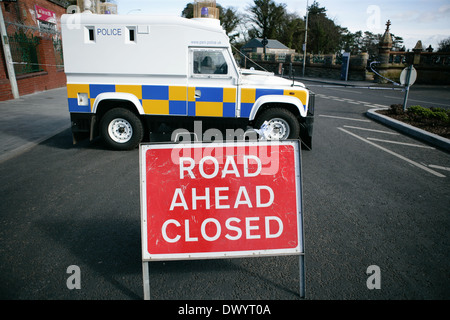 Falls Road, Belfast County Antrim, Regno Unito 15 marzo 2014. PSNI Landrover blocca le cascate Rd che è stato chiuso a causa di un attacco di mortaio Foto Stock