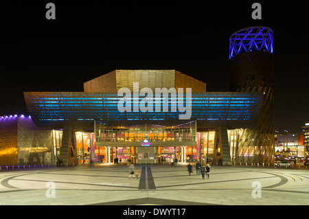 Il Lowry Arts Center e Plaza di notte, Salford Quays, Greater Manchester, Regno Unito. Foto Stock