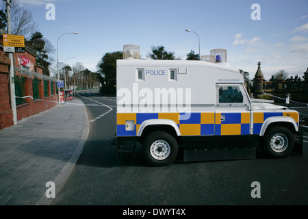 Falls Road, Belfast County Antrim, Regno Unito 15 marzo 2014. PSNI Landrover blocca le cascate Rd che è stato chiuso a causa di un attacco di mortaio Foto Stock