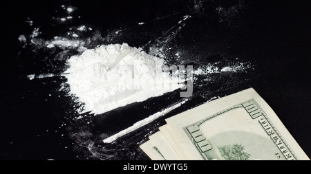 La dose di cocaina e denaro sulla superficie nera Foto Stock