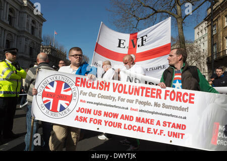 Londra, Regno Unito. Il 15 marzo 2014. I deputati della destra inglese forza di volontariato (EVF) hanno marciato da Trafalgar Square a Piazza del Parlamento per protestare contro la crescente islamizzazione della Gran Bretagna. Per tutto il mese di marzo essi si scontrarono con anti-fascisti manifestanti che dove più tardi kettled in Whitehall e alcuni scuffled con la polizia nel cortile del castello/Piazza del Parlamento. Credito: Nick Savage/Alamy Live News Foto Stock