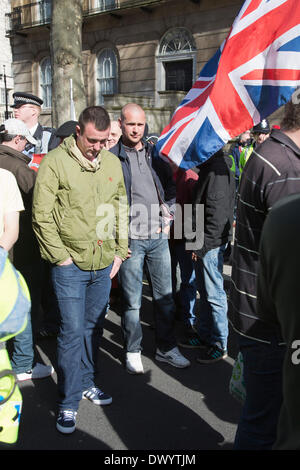 Londra, Regno Unito. Il 15 marzo 2014. I deputati della destra inglese forza di volontariato (EVF) hanno marciato da Trafalgar Square a Piazza del Parlamento per protestare contro la crescente islamizzazione della Gran Bretagna. Per tutto il mese di marzo essi si scontrarono con anti-fascisti manifestanti che dove più tardi kettled in Whitehall e alcuni scuffled con la polizia nel cortile del castello/Piazza del Parlamento. Credito: Nick Savage/Alamy Live News Foto Stock