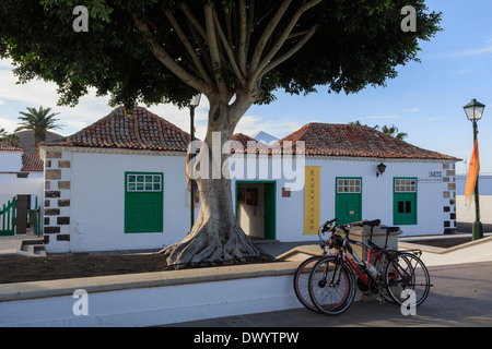 Casa de la cultura o la casa di mostre culturali in un tipico edificio delle Canarie in piazza della città vecchia a Yaiza Lanzarote isole Canarie Foto Stock