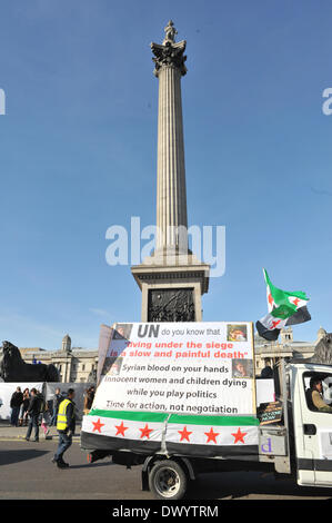 Trafalgar Square, Londra, Regno Unito. Il 15 marzo 2014. Un furgone sull'anti Assad marcia di protesta passa Nelson colonna del credito: Matteo Chattle/Alamy Live News Foto Stock